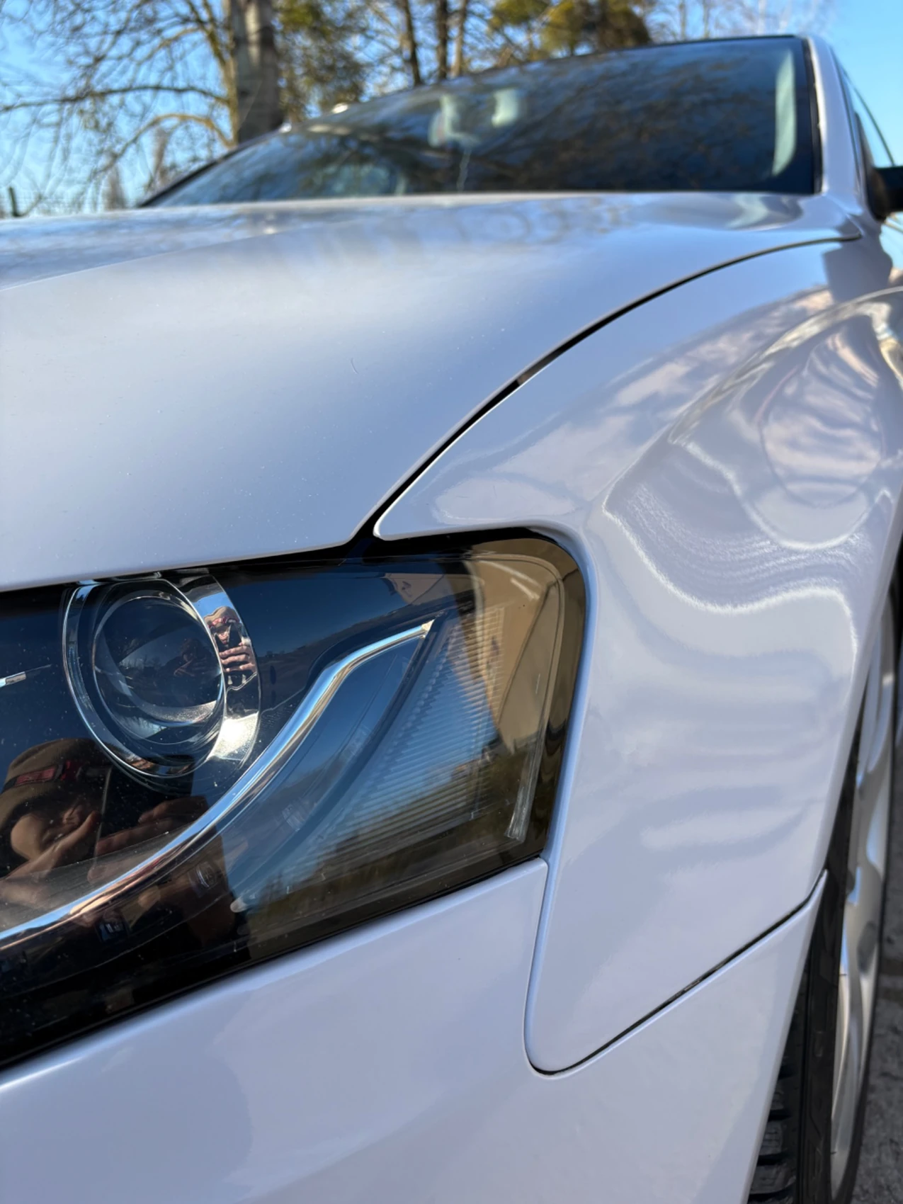 Zbliżenie lampy i nadwozia białego Audi