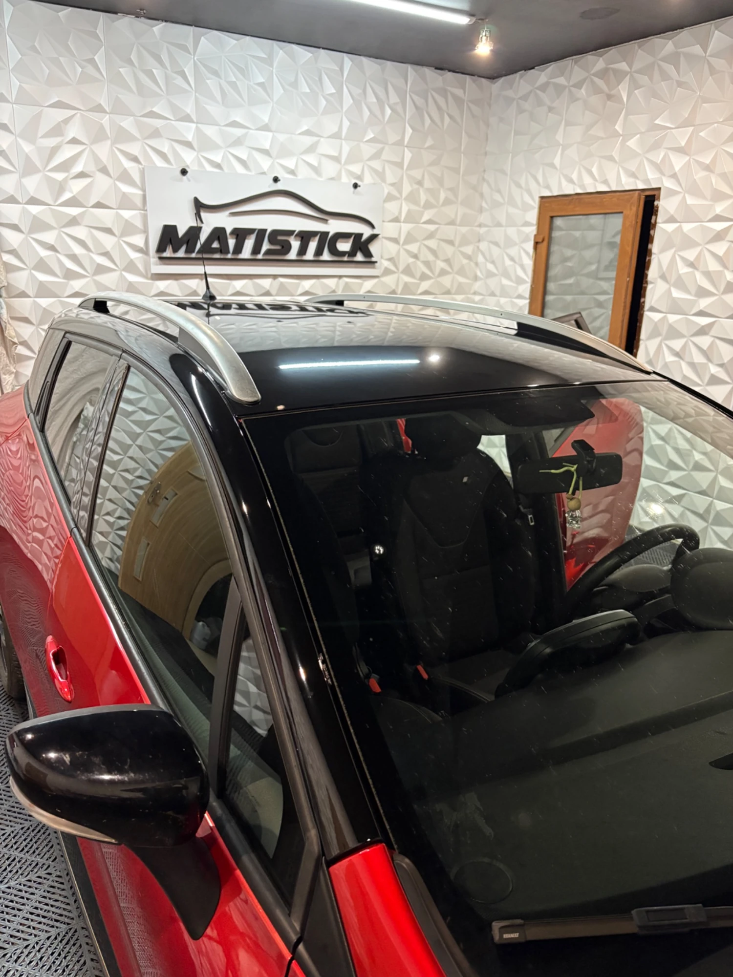 Czerwone auto z dachem oklejonym na czarno w MATISTICK