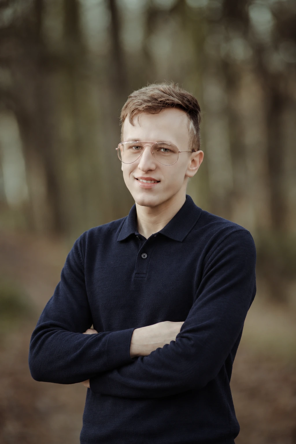 Mateusz Konopka, właściciel MATISTICK, w eleganckim ciemnym polo