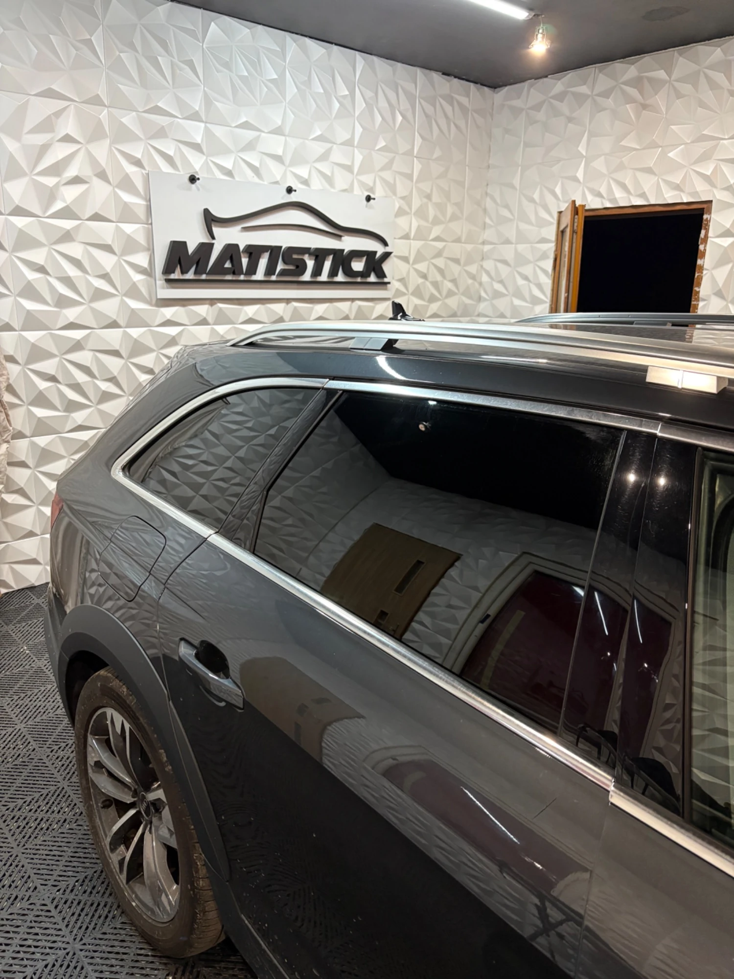 Szare auto z przyciemnionymi szybami w warsztacie MATISTICK
